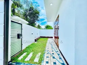 Brand New Roortop With Spacious 3Storey House in Piliyandala