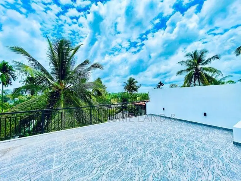 Brand New Roortop With Spacious 3Storey House in Piliyandala
