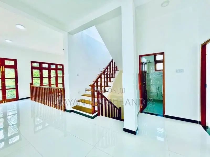 Brand New Roortop With Spacious 3Storey House in Piliyandala