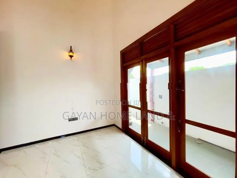 Brand New 8.5 Perch With Solid Beautiful House in Kahathuduwa