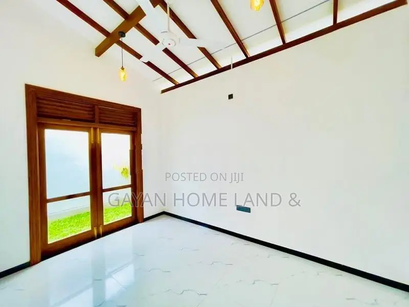 Brand New 8.5 Perch With Solid Beautiful House in Kahathuduwa