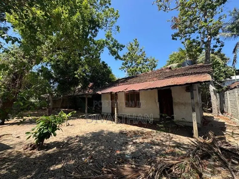 12 Perch Land with House for Sale Arayampathy