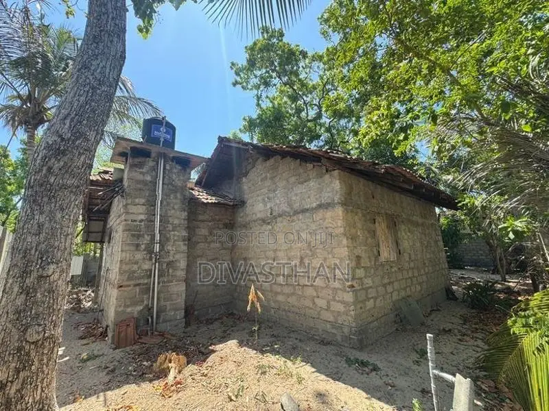 12 Perch Land with House for Sale Arayampathy