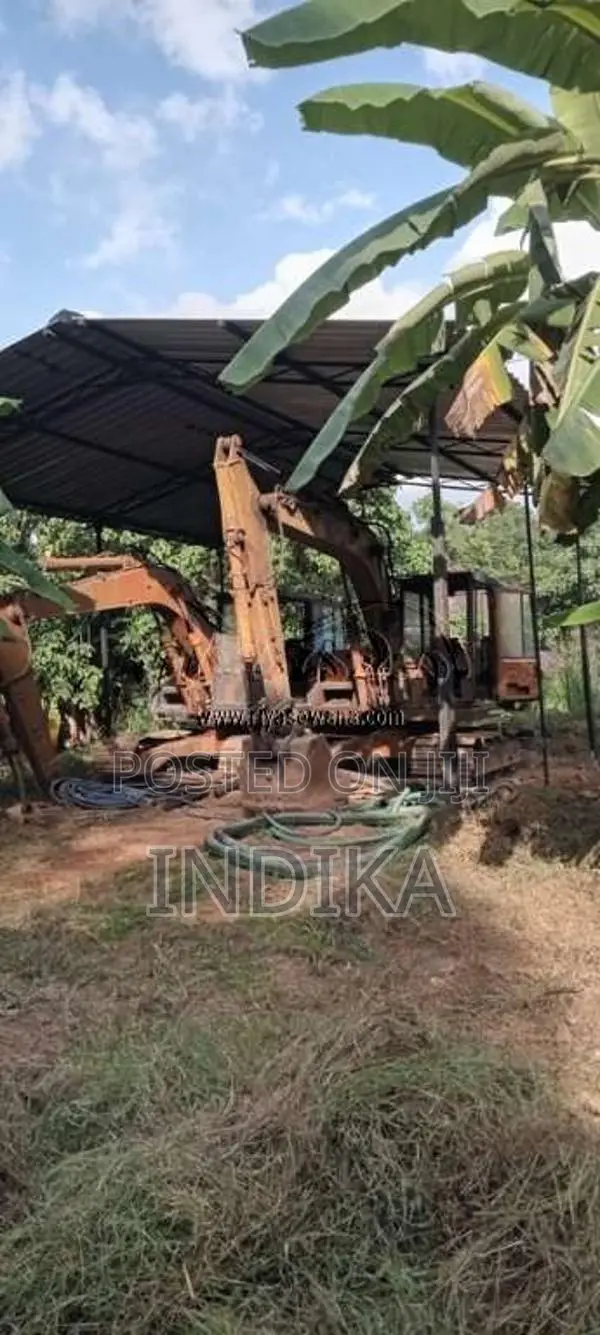 Komatsu Excavator 1992 Heavy-Duty (Used)