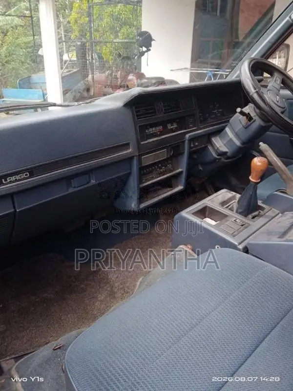 Nissan Larago 1989 Van (Used)