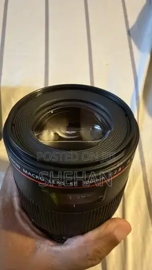 Canon EF 100mm f/2.8 Macro USM lens