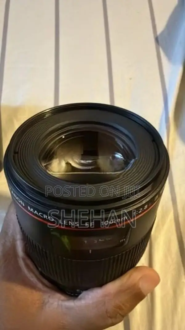 Canon EF 100mm f/2.8 Macro USM lens