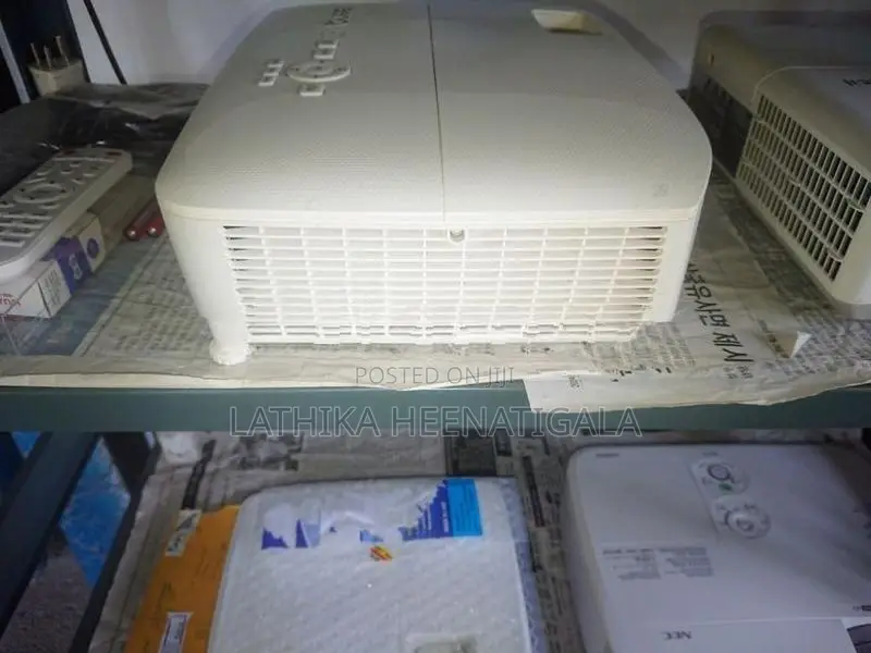Multimedia Projector BENQ MX532 lumens 3300 full set available