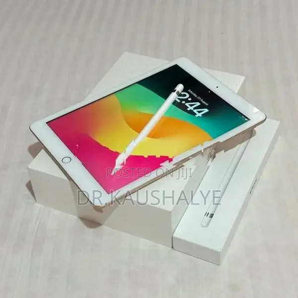 Apple iPad (2018) with Pencil