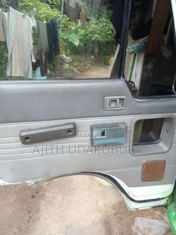 Nissan Caravan 1985 Van (Used)