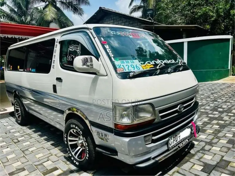 Toyota Dolphin 172 Super GL 2002 Van (Used)