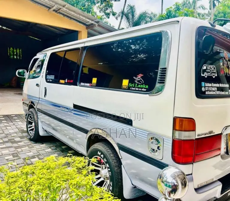 Toyota Dolphin 172 Super GL 2002 Van (Used)