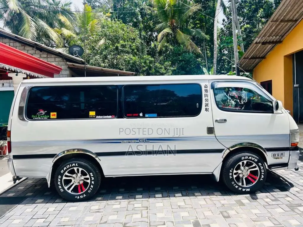 Toyota Dolphin 172 Super GL 2002 Van (Used)
