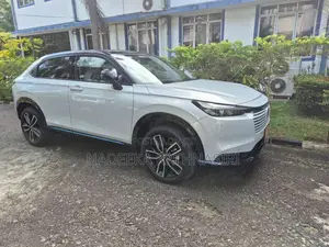 Honda Vezel Z Play 2025 SUV (Used)