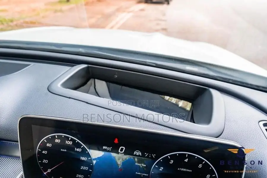 Mercedes Benz C180 LUXURY LINE 2024