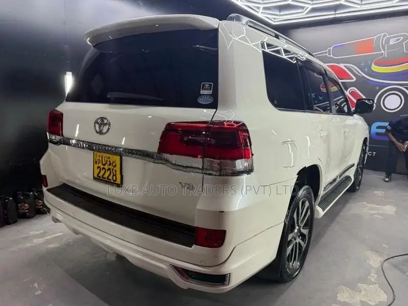 Toyota Land Cruiser Sahara Petrol 4.6 2017