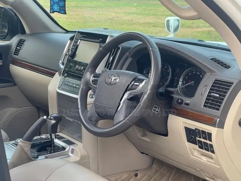 Toyota Land Cruiser Sahara Petrol 4.6 2017