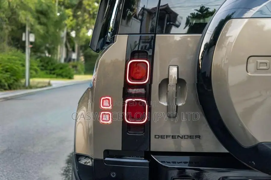Land Rover Defender P300-X Dynamic 2023