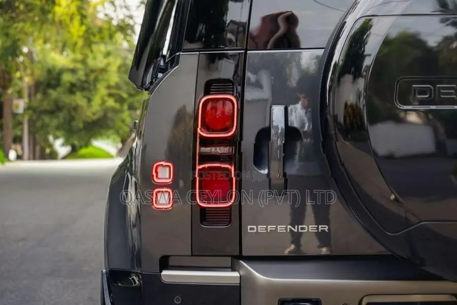 Land Rover Defender P300-Straight Petrol 2025