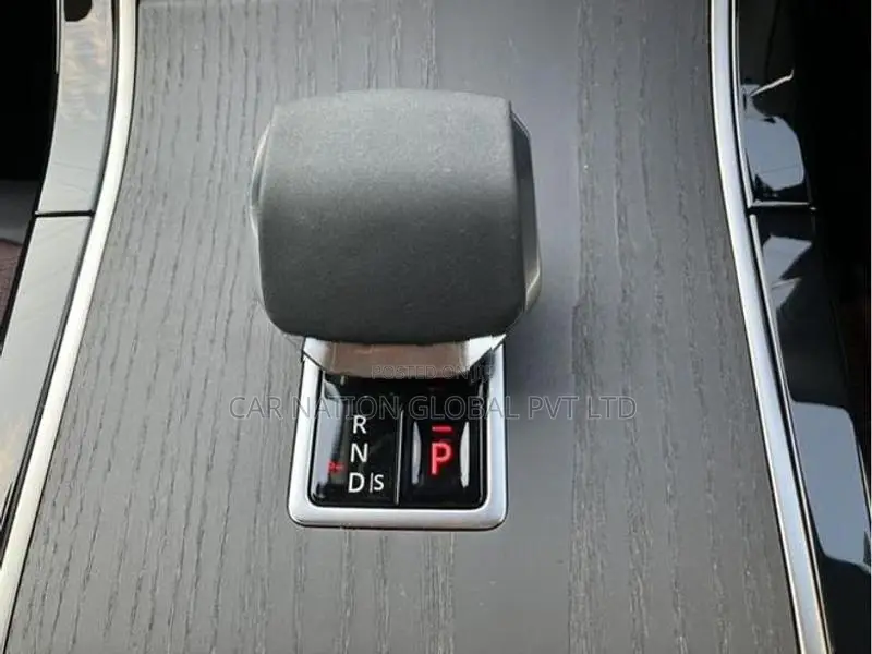 Land Rover Range Evoque Dynamic HSE P300e 2025