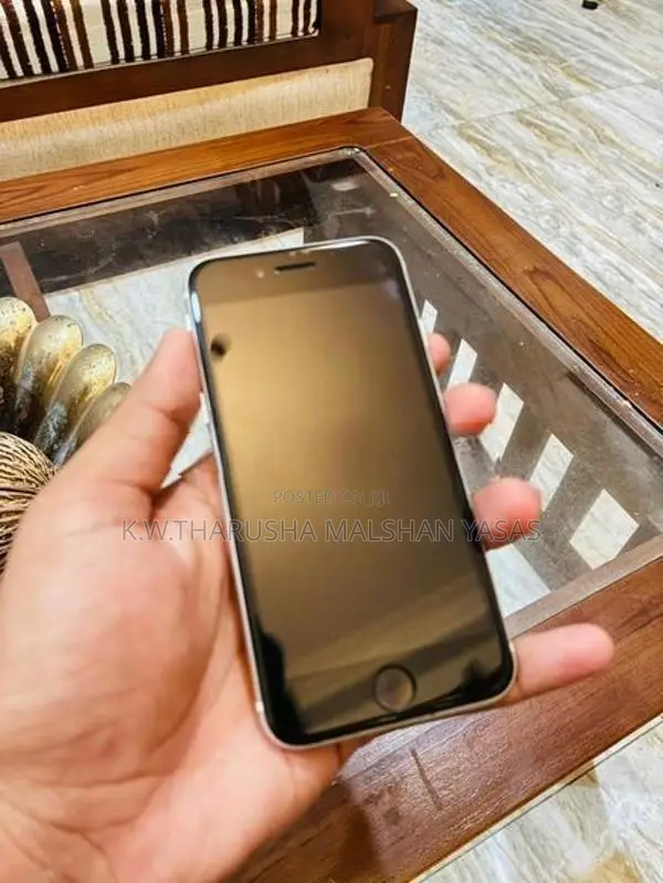 Apple iPhone SE 2 (Used)