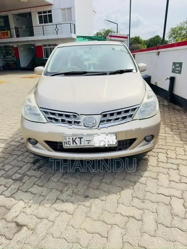 Nissan Tiida Latio CVT 2010