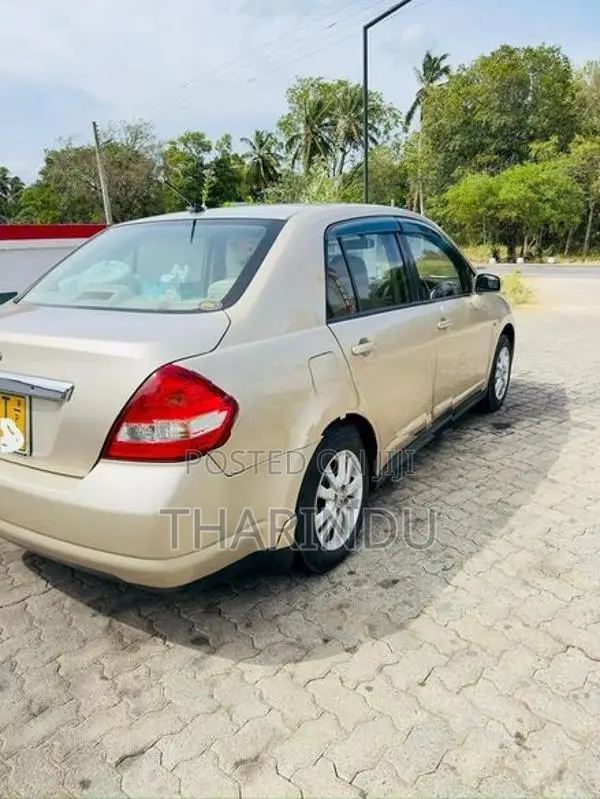 Nissan Tiida Latio CVT 2010