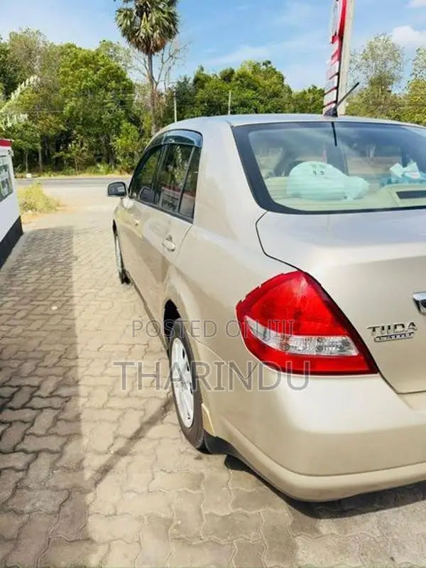 Nissan Tiida Latio CVT 2010