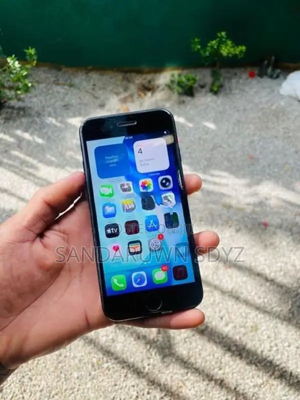 Apple iPhone SE 2 (Used)