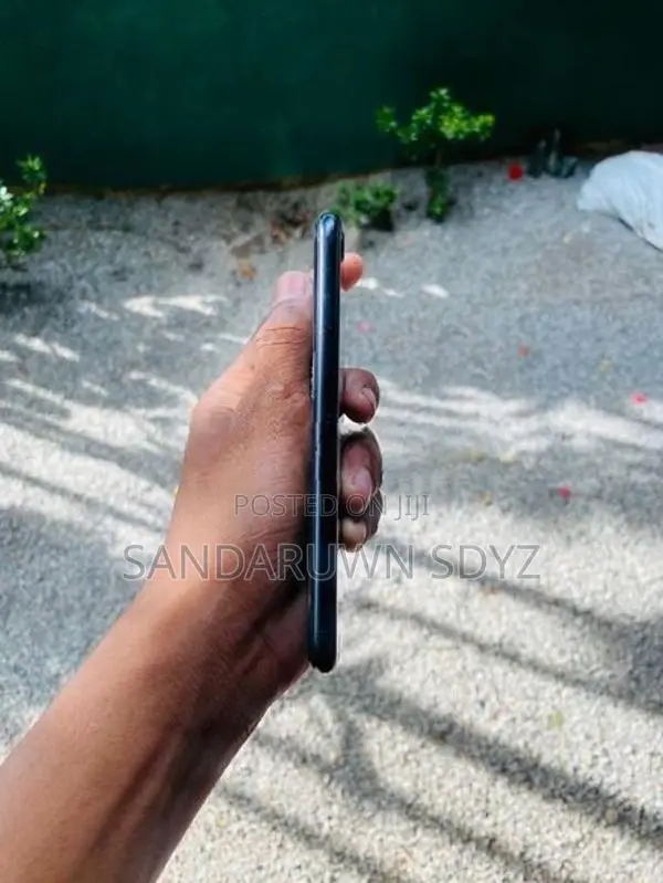 Apple iPhone SE 2 (Used)