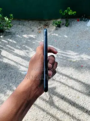 Apple iPhone SE 2 (Used)