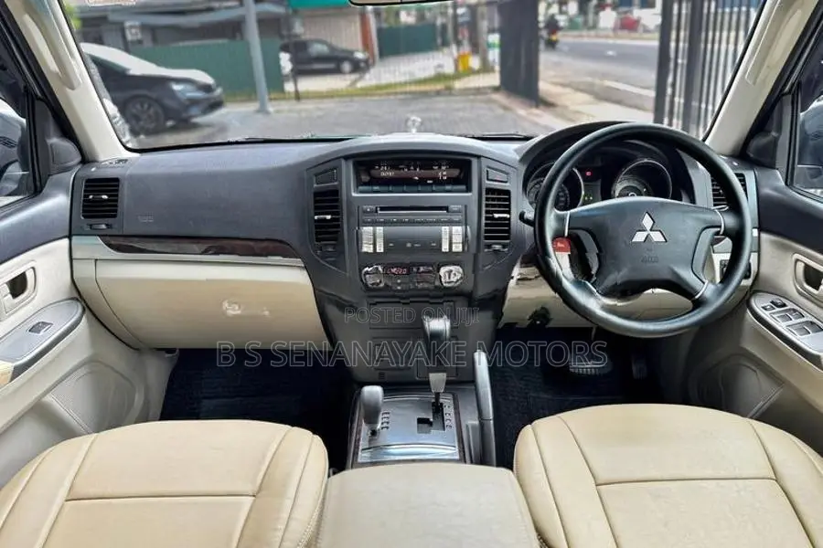 Mitsubishi Montero 2013