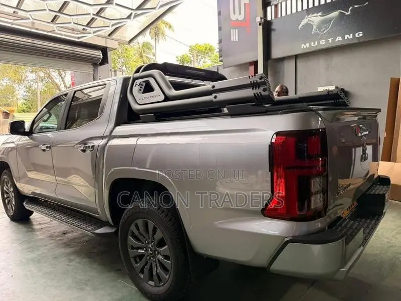 Mitsubishi Triton Hamer Electric Roll Shutter & Night Fury Bar
