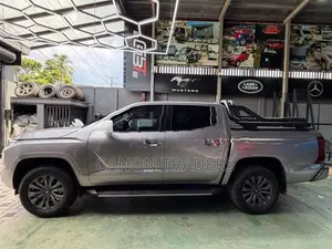 Mitsubishi Triton Hamer Electric Roll Shutter & Night Fury Bar