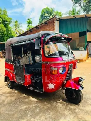 Bajaj RE 205 2012