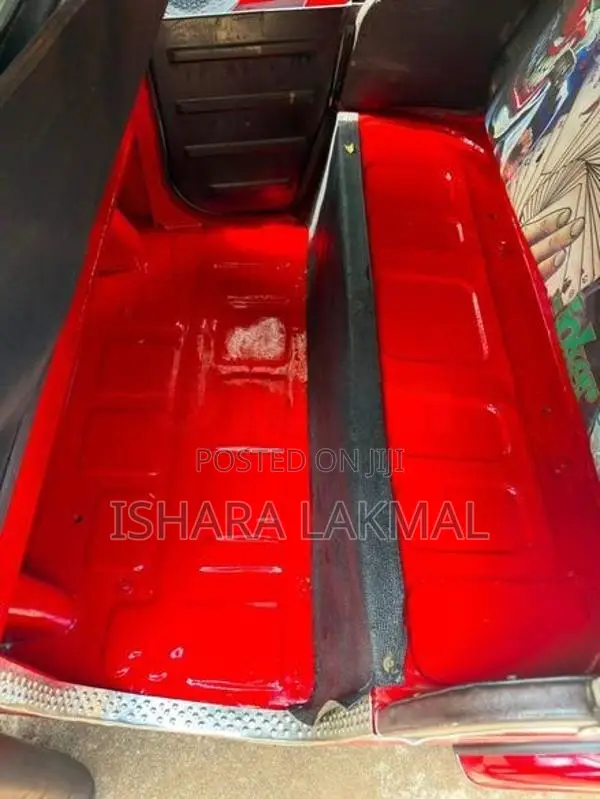Bajaj RE 205 2012