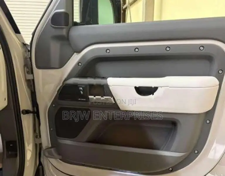 Land Rover Defender 2026