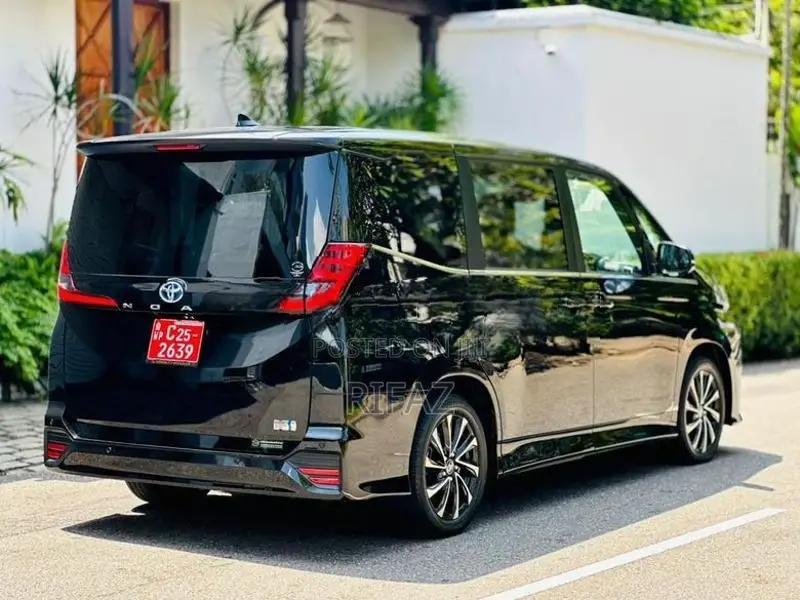 Toyota Noah 2022