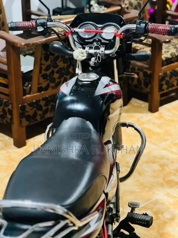 Bajaj CT100 2016
