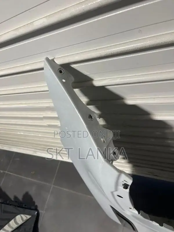 Genuine Discovery 5 2019 Driver Fender Wing - White L462 Sport Vogue