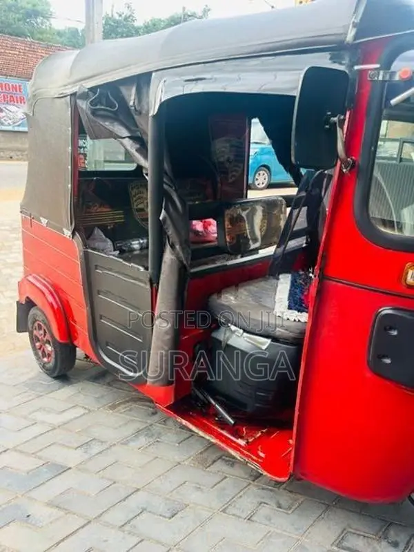 Bajaj RE 2018