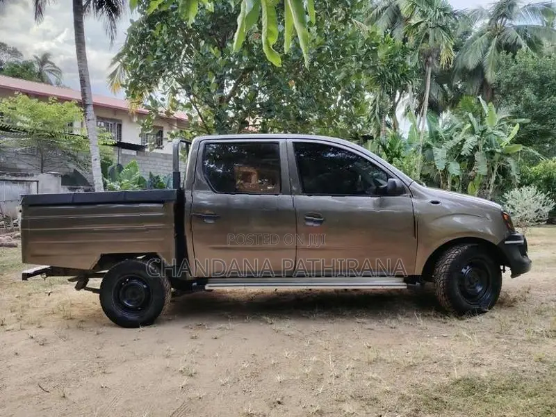Mahindra Genio 2015