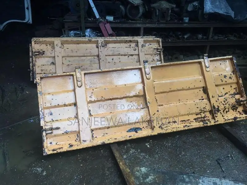 Leyland Lorry Body Side Doo ක් .