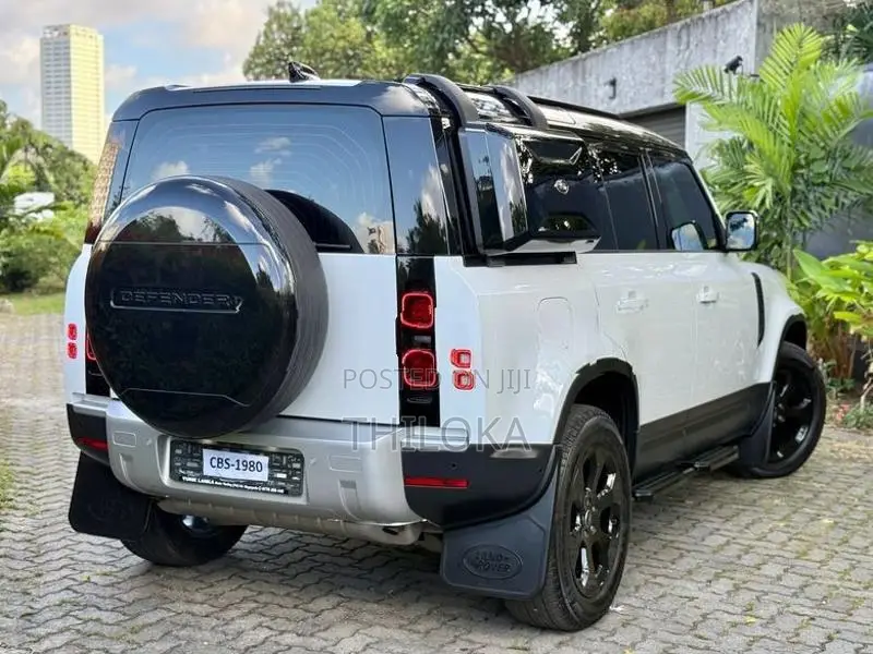 Land Rover Defender 7 seater P300 SE 2025