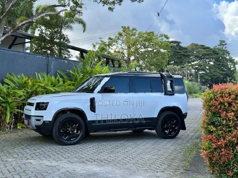 Land Rover Defender 7 seater P300 SE 2025
