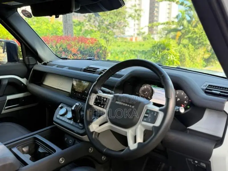 Land Rover Defender 7 seater P300 SE 2025