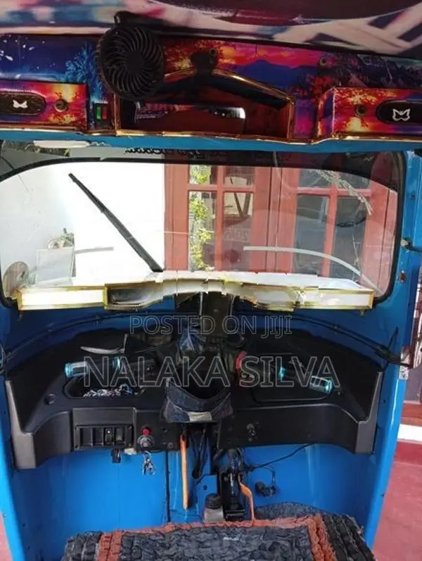 Bajaj RE RE205 2011