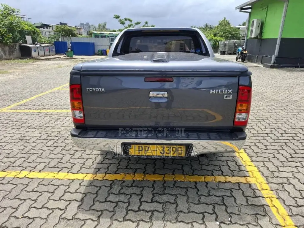 Toyota Hillux Smart Cab 2010 Pickup (Used)