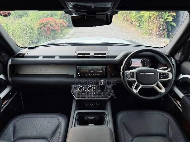 Land Rover Defender 7 Seater P300 SE 2025