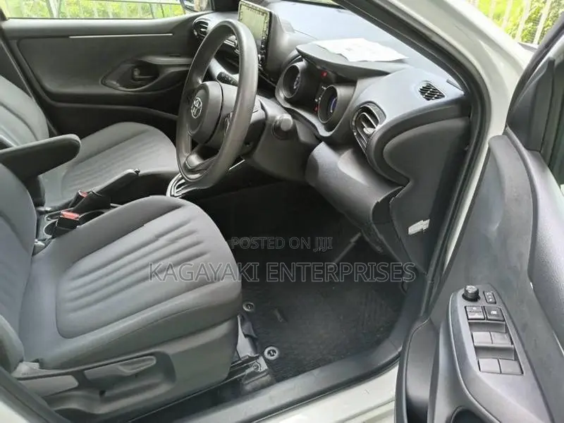 Toyota Yaris G LED LIGHT PEARL 2023